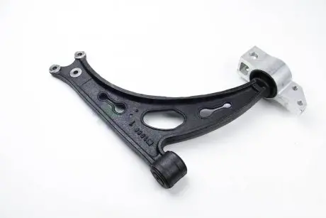 Рычаг подвески перед. (снизу) Audi A3/Skoda Octavia/SuperB/VW Caddy III/Golf V/VI 03- Пр. BSG BSG 90-315-021