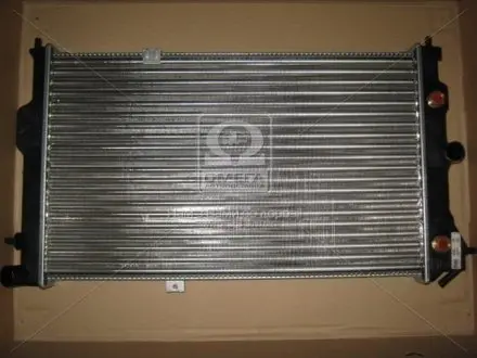 Радиатор охлаждения OPEL VECTRA A (88-) АТ NISSENS 630641